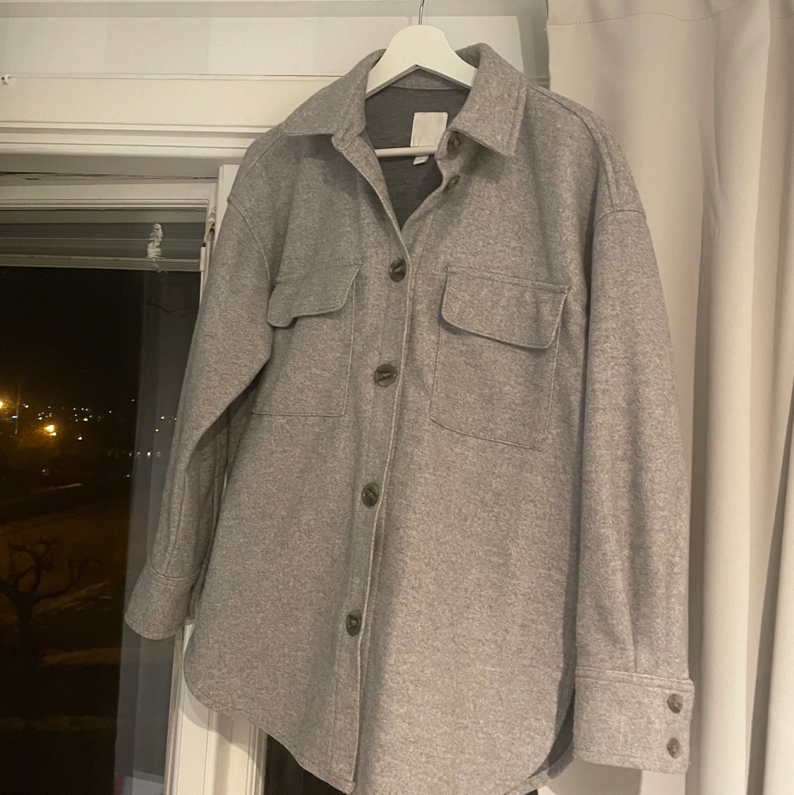 Grå skjortjacja från HM storlek xsmall.