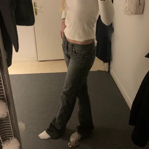 Lågmidjade jeans - Gråa lågmidjade jeans skit snygga ifrån J.Lindeberg, fint skick inga defekter ,  Midjemått är 76cm och innerbenslängd är 82cm