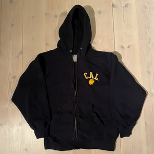 Vintage zip-up , dragkedja hoodie - En väldigt ovanlig och gammal zip hoodie i fint skick för fri enligt mig 8/10 och i storlek M men sitter mer som en L skulle jag säga!