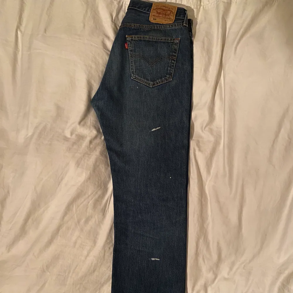 Vintage levis 501 jeans köpta på ’Ettresex’, mörkblå med snygga fades och fin paint splatter. Straight fit, riktigt schysst par 🙌🏻 kommer inte till användning tyvärr:( passar storlek runt 32/32👌🏼✨. Jeans & Byxor.