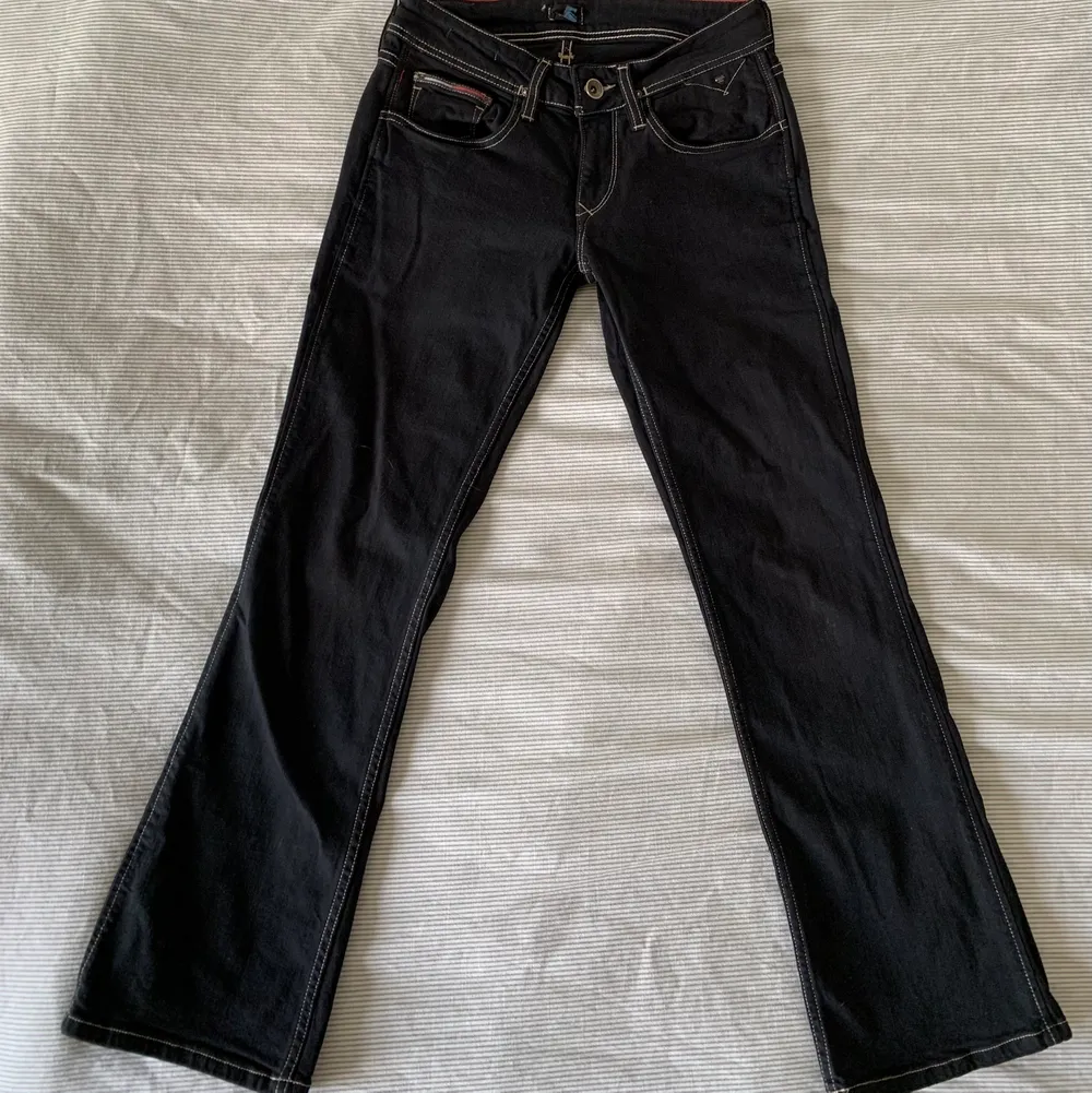 svarta bootcut mid/lågmidjade jeans! köpta secondhand för ett tag sen och använder aldrig :/ fint skick förutom lite slitage där knappen stängs (sista bilden) midjemått ca 78cm, innerbenslängd 75cm, passar någon som är 165. Jeans & Byxor.