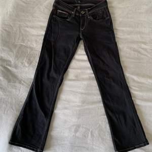 svarta bootcut mid/lågmidjade jeans! köpta secondhand för ett tag sen och använder aldrig :/ fint skick förutom lite slitage där knappen stängs (sista bilden) midjemått ca 78cm, innerbenslängd 75cm, passar någon som är 165