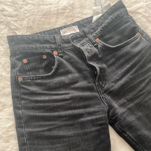 Svarta zara jeans  - Säljer mina svarta zara jeans då de blivit för små. Inget fel på de. Kör en budgivning på dem❤️