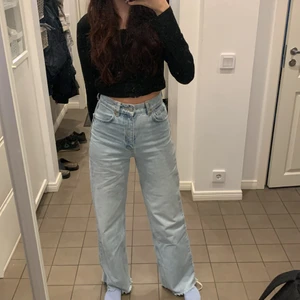 zara 90’s jeans - ljusblå jeans från zara i storlek 34, köpta för 399kr!! går ner till golvet på mig som är 169 med längre ben än överkropp.