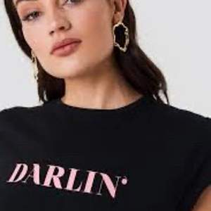T-shirt från NAKD med rosa tryck ”DARLIN’” 