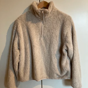 Tjocktröja - Lurvig och jätteskön tröja. Vit något ljusrosa i färgen