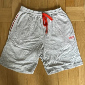 Hugo boss shorts - Hugo boss shorts i bra skicka förutom ett litet hål men det syns inte när dom är på. 