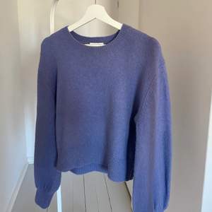 Blå/lila stickad tröja från & Other storys🥰 älskar denna tröja men är tyvärr för liten för mig! 