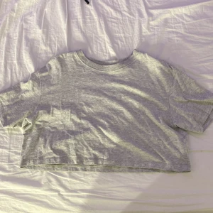 Grå crop top från New Yorker  - Grå crop top från New Yorker i storlek M, säljer pågrund av att jag inte använt den mycket. Super fin och bra material. 