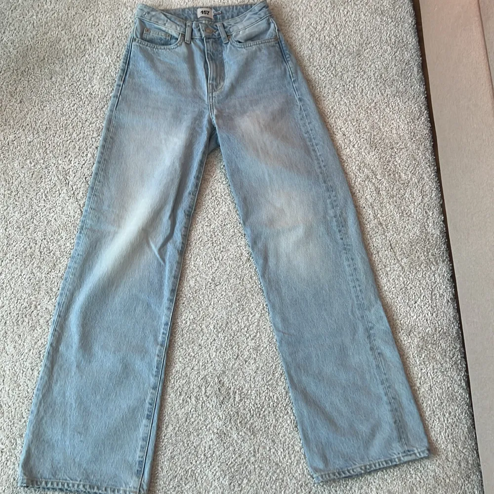 Ljus blåa Wide leg jeans i storlek xxs men skulle men passar mig som brukar ha xs/s. Använda ett fåtal gånger. Jeans & Byxor.