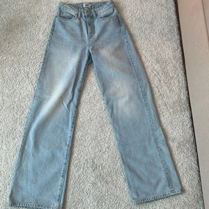 Jeans i storlek xxs  - Ljus blåa Wide leg jeans i storlek xxs men skulle men passar mig som brukar ha xs/s. Använda ett fåtal gånger