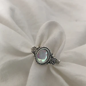Ring - Säljer denna jättesnygga ringen med en ädelsten på men var tyvärr alldeles för stor för mig 😭 Köpt från SHEIN och är aldrig använd 💕