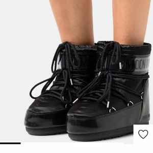 Moon boot - Kunde inte logga in på mitt andra konto så lägger ut mina Moon boot på dethär kontot istället! Säljer mina moonboots jag köpt på Zalando, nypris 1800kr. Köpte dom i december och dom är som nyskick. Dom är helt slutsålda överallt. Säljer för att jag behöver pengarna. Vill man ha fler bilder så är det bara att fråga. Priset kan ändras vid snabb affär utan problem❤️ Har inte riktig koll på vad för frakt det blir men runt 100kr❤️