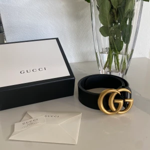 Äkta gucciskärp - GG Marmont leather belt with shiny buckle. Äkta Gucci skärp. För fler bilder samt kvitto skicka meddelande. Användt varsamt enstaka gånger. Toppskick och som helt ny. Nypris 4270 kronor. Köpt på Gucci.com