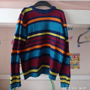 En stickad tröja med färgglada ränder. Är egentligen en tröja frö barn, men passar även ungdomar.(kontakta mig för frakt pris).