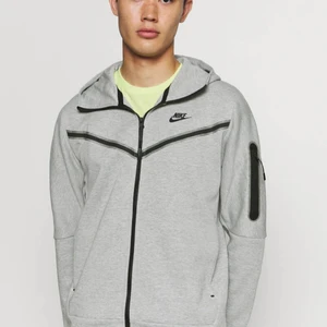 Nike tech - Köpte tröjan i början av året. Andvänd få tall gånger.   