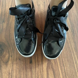 Puma sneakers storlek 39 - Helt nya puma sneakers är bara användande en gång. Storlek är 39 men kan även passa storlek 40. Säljer pga av att dem inte passar längre eftersom dem var köpte länge sen men inte fått någon användning. Helt fina och sköna har softfoam inne som gör att det är skönt att promenera i dem. Ger lite höjd och styliga. Original priset var 800kr men säljer för 380kr. Bjuder inte på frakt.