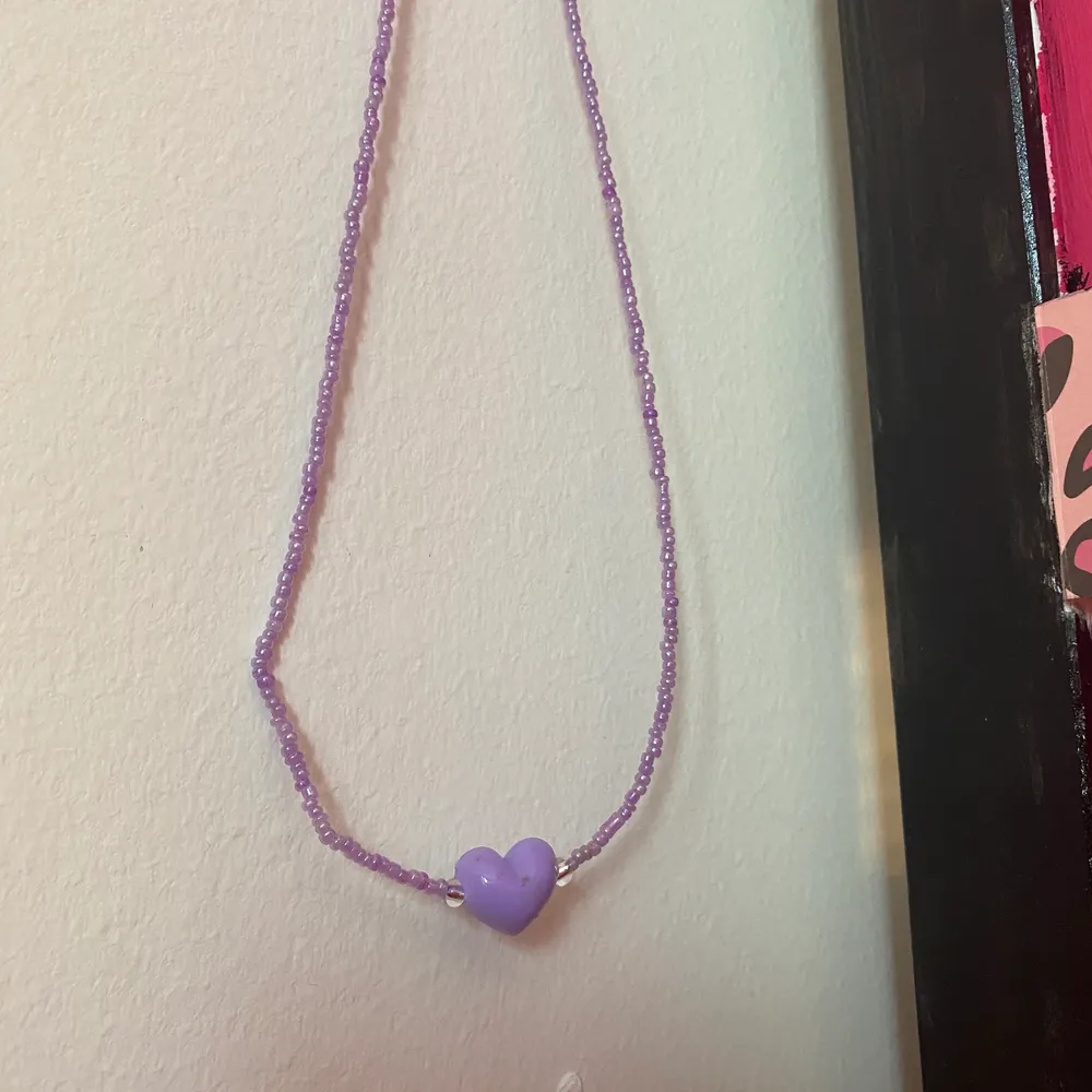 Halsband gjort på lila seed beads! . Accessoarer.
