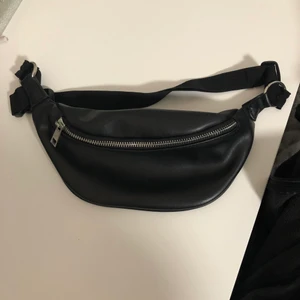 Väska  - Midje väska. Köpt på Zalando. Använd en gång.  Bra skick. Får plats med mycket i den. 