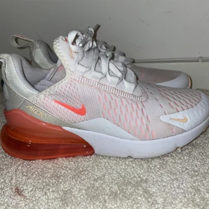 Nike Air Max 270 - Använd 1 gång, sedan bara stått och inte kommit till användning därav säljer jag dom. Storlek 36,5. Köpta för 1495kr 