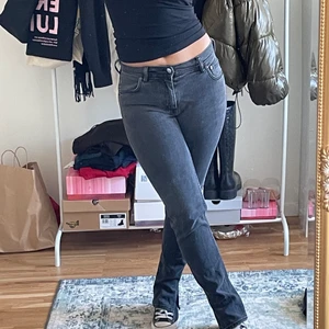 Acne midwaist jeans  - Säljer nu mina mörkgråa acne studios/blå konst jeans i modellen North Used. Midwaist men funkar även som low waist. Strl 28/30 (obs har klippt slits där nere på jeansen) ord pris 2200 kr! 