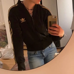 Guldig adidas - Aldrig använd, lånad bild