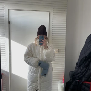 Puffer jacket - Vit fodrad jacka från H&M. Funkar på höst, vinter och tidig vår🌷 Inga fläckar eller defekter. Storlek S, funkar till M också☺️