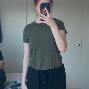 Grön, t-shirt, Bik bok - Grön t-shirt från Bik bok inte jätte använd storlek XS