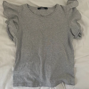 Tröja med volangärm  - Säljer den här jättesöta tröjan från BikBok i strl S. Aldrig använd, endast testad, så den är i superbra skick! 