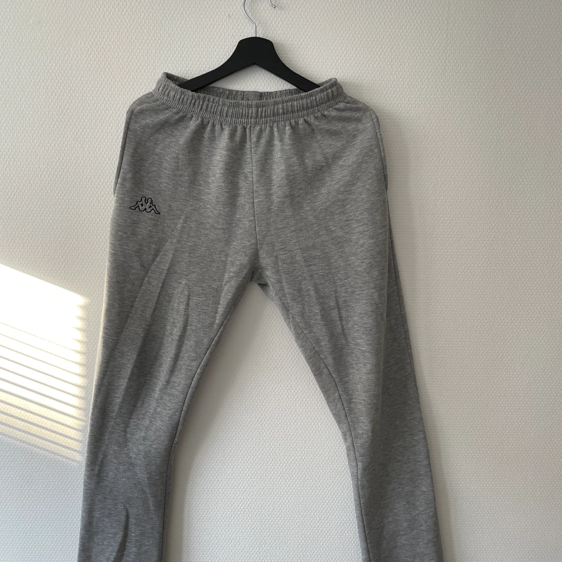 Gråa raka mjukisbyxor från Kappa