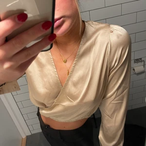 Blus  - Skitsnygg blus i satin från nakd. Har en resor i midjan vilket jag tycker är så fint, formar kroppen bra. Använd 1 gång. 