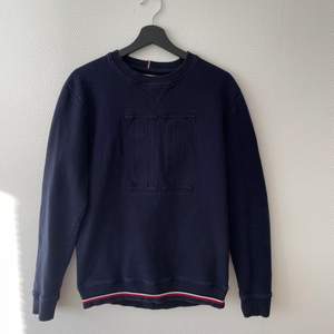 En Mörkblå tröja från Les Deux i storlek M för herr, priset är 350 kr men priset kan diskuteras vid snabb affär!