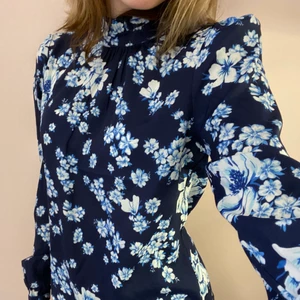 Blå blommig blus - Köpt från Bikbok, använt fåtal gånger men bra skick