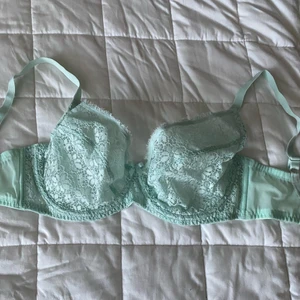 Bh från Asos  - Storlek 30G tror jag, använd högst 2 gånger, väldigt bra skick. Köpt på Asos. 