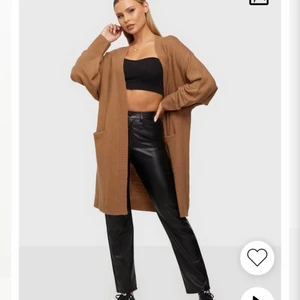 Nly Trend Cardigan - Supermysig kofta. Kan användas året runt och passar till väldigt mycket. Längre än andra koftor vilket gör den supermysig! Använd fåtal gånger. Är 177 och bär storlek s. Köparen står för upphämtning/frakten. Pris kan diskuteras!