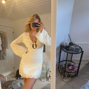 Studentklänning - Oanvänd studentklänning från revolve, strl S, helt slutsåld, köpt för 1200