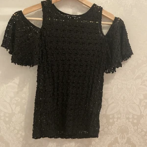 Zara spets topp Strl S - Svart spets topp med off the shoulder.