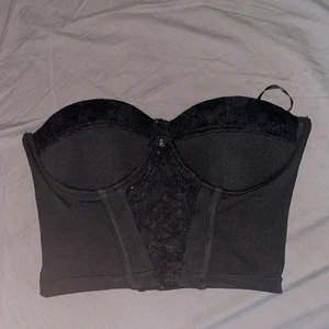 Korsettopp med spets - Säljer denna supersnygga Korsettopp då den är för stor