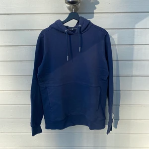 Sail Racing Hoodie (M) - Hoodie från Sail Racing i storlek M. Väl använd, men fortfarande i bra skick, inga defekter. Lite större i storleken runt magen, passar perfekt för dig som gillar lite oversized. 