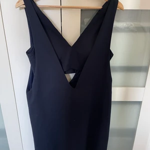 Navy Zara klänning  - Zara klänning. Kort, navy färg och verkligen skitfin. Inbyggd topp under så man behöver ingen bh under klänningen. 