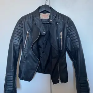 Säljer den populära skinnjackan från chiquelle! Moto jacket black, köpt för 700kr