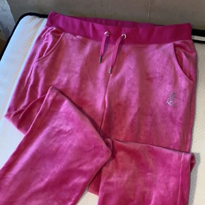 Juicy Couture mjukis  - Köpte dessa för några dagar sen , har haft på mig dem 3 gånger. Sitter jätte fint men gillade inte färgen så jätte mycket . 