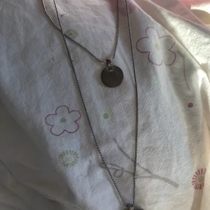 Halsband  - Ett fint halsband som är ifrån HM,har inte avnänd det så mycket och är i bra skick 