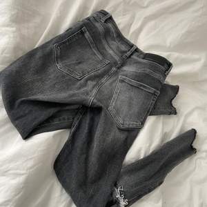 Jeans storlek s, figursittande och stretchiga , nya 