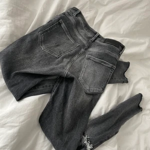Jeans  - Jeans storlek s, figursittande och stretchiga , nya 