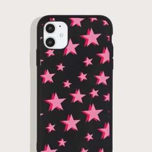 Ett svart mobilskal med stjärnor  - Nu säljer jag ett super fint och trendigt mobilskal, det är i bra skick och använts få gånger💗