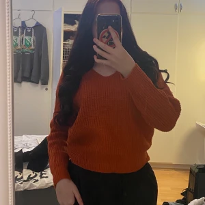 Orange stickad tröja - Orange stickad tröja, jätte mjuk och bekväm, inte min stil, använd en gång
