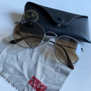 Rayban Round Metal  - I princip oanvända Raybans i superfint skick. Finns i Borlänge eller skickas mot fraktkostnad. 