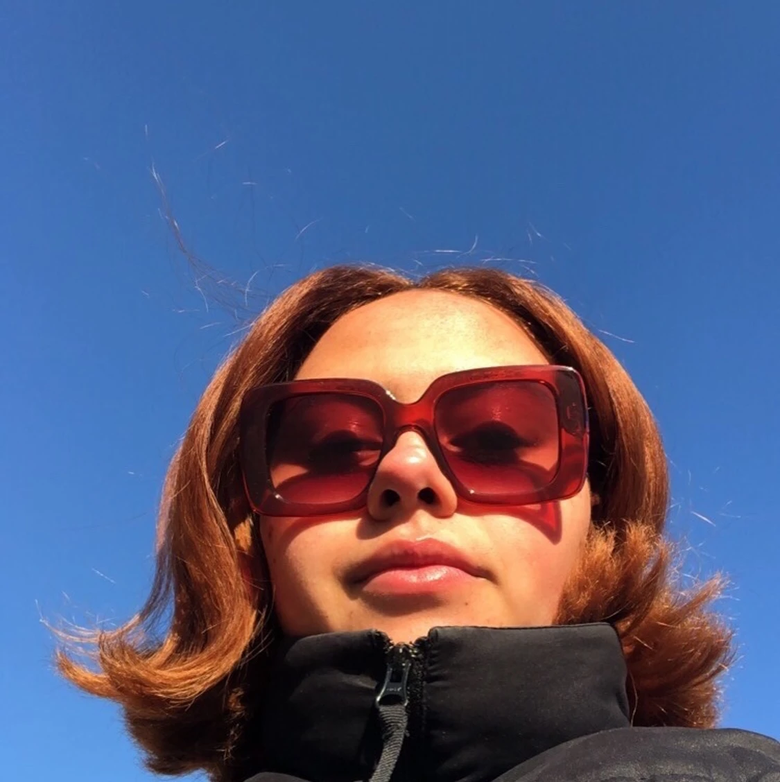 Solbrillor i lite retro vinröd färg💥 - 90