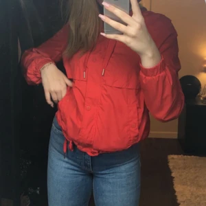 Röd jacka - fin röd jacka. Används ej längre därav säljs den 🥰